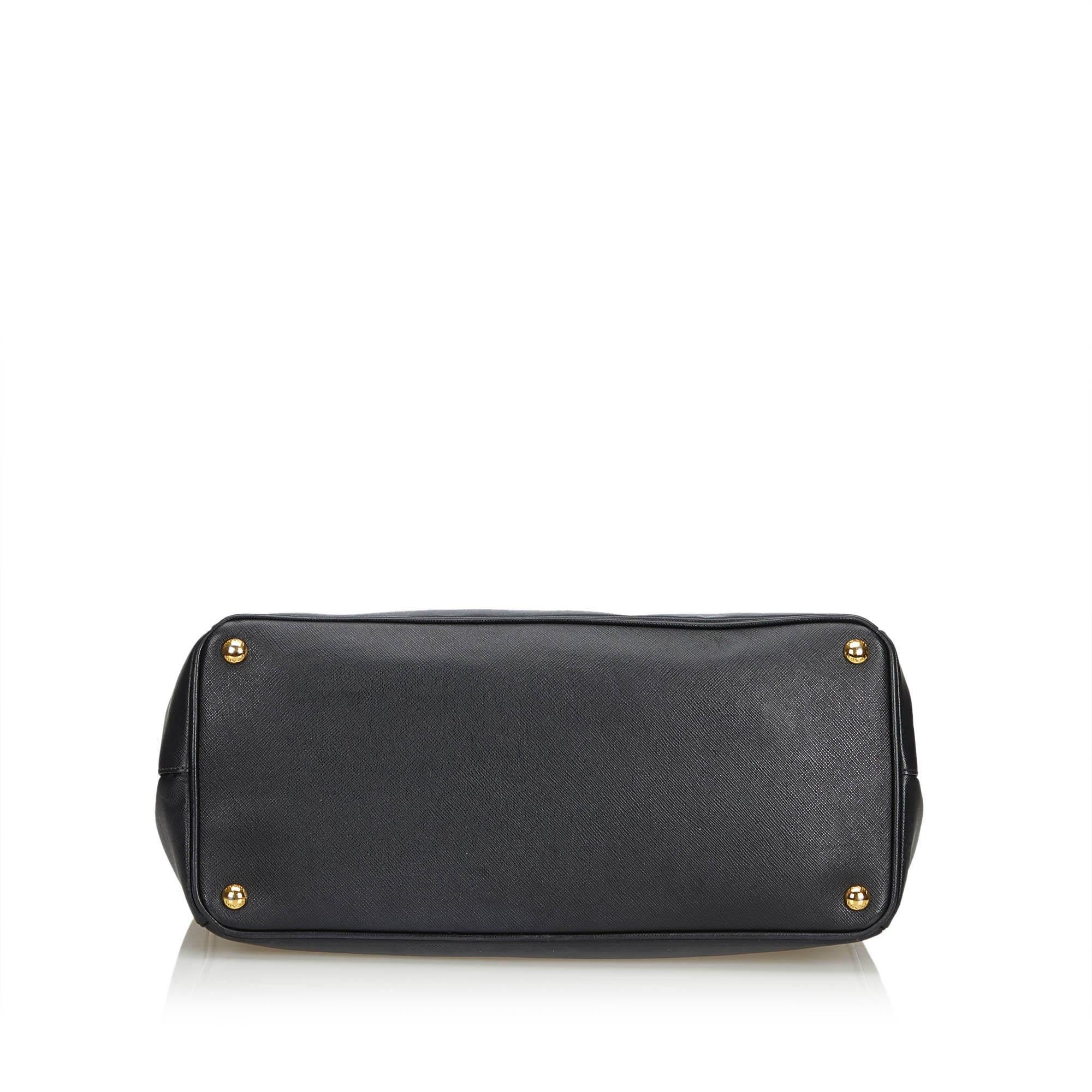 Prada Black Leather Saffiano Galleria Handbag In Good Condition In Orlando, FL