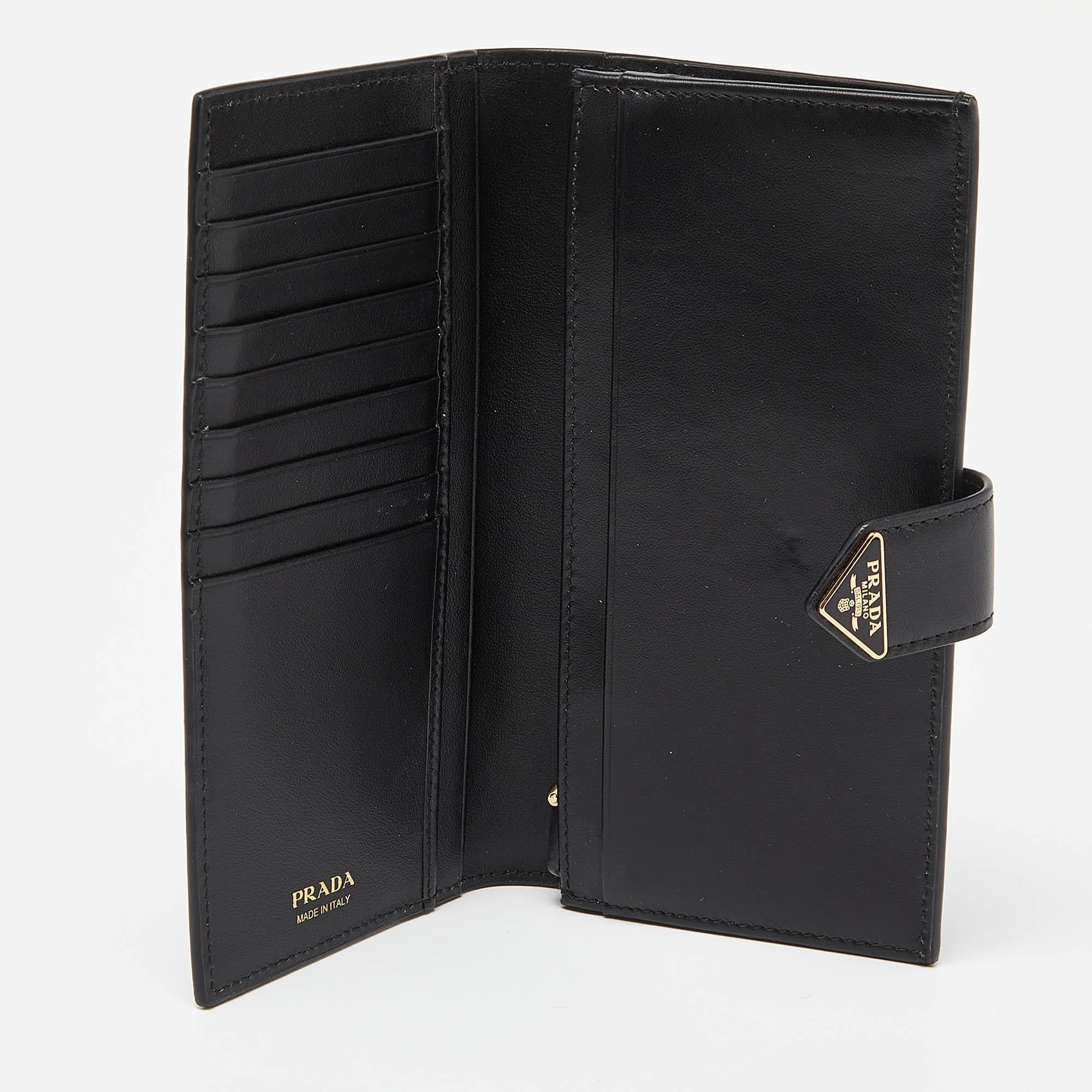 This designer wallet is an immaculate balance of sophistication and rational utility. It has been designed using prime quality materials and elevated by a sleek finish. The creation is equipped with ample space for your monetary essentials.