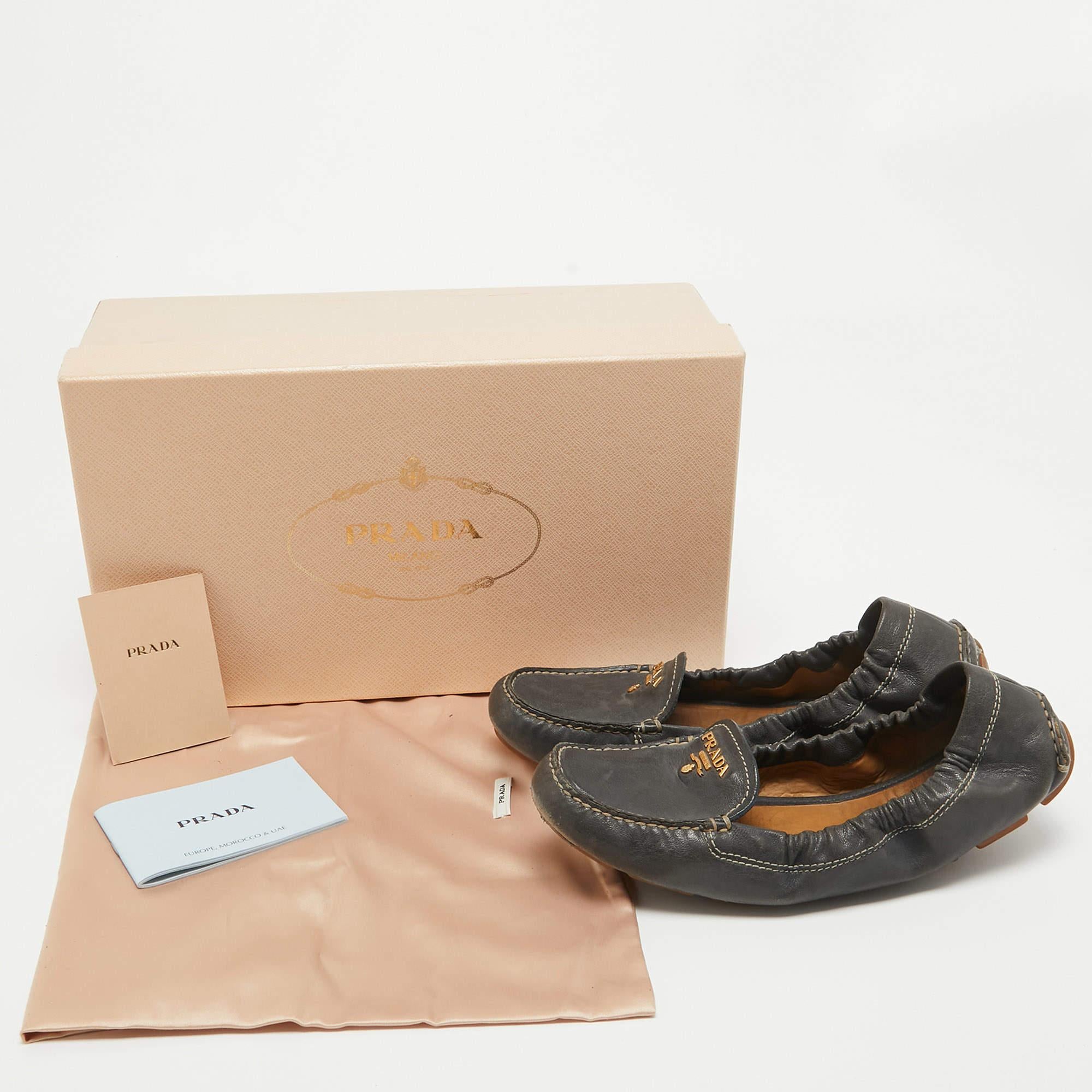 Prada - Ballerines en cuir noir Taille 36 en vente 5