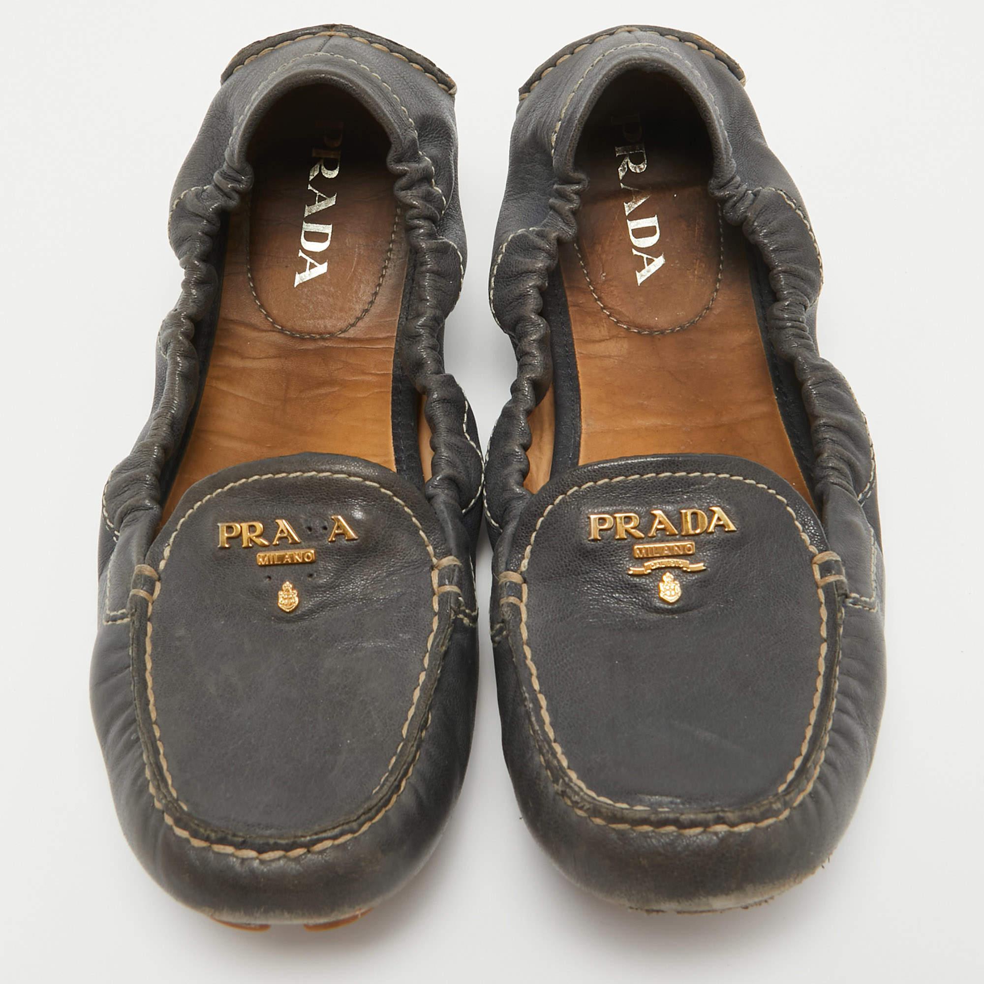 Noir Prada - Ballerines en cuir noir Taille 36 en vente