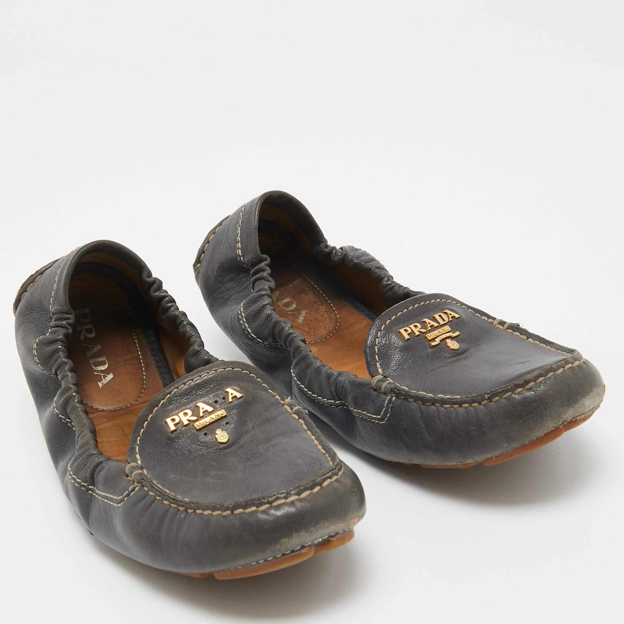 Prada - Ballerines en cuir noir Taille 36 Bon état - En vente à Dubai, Al Qouz 2