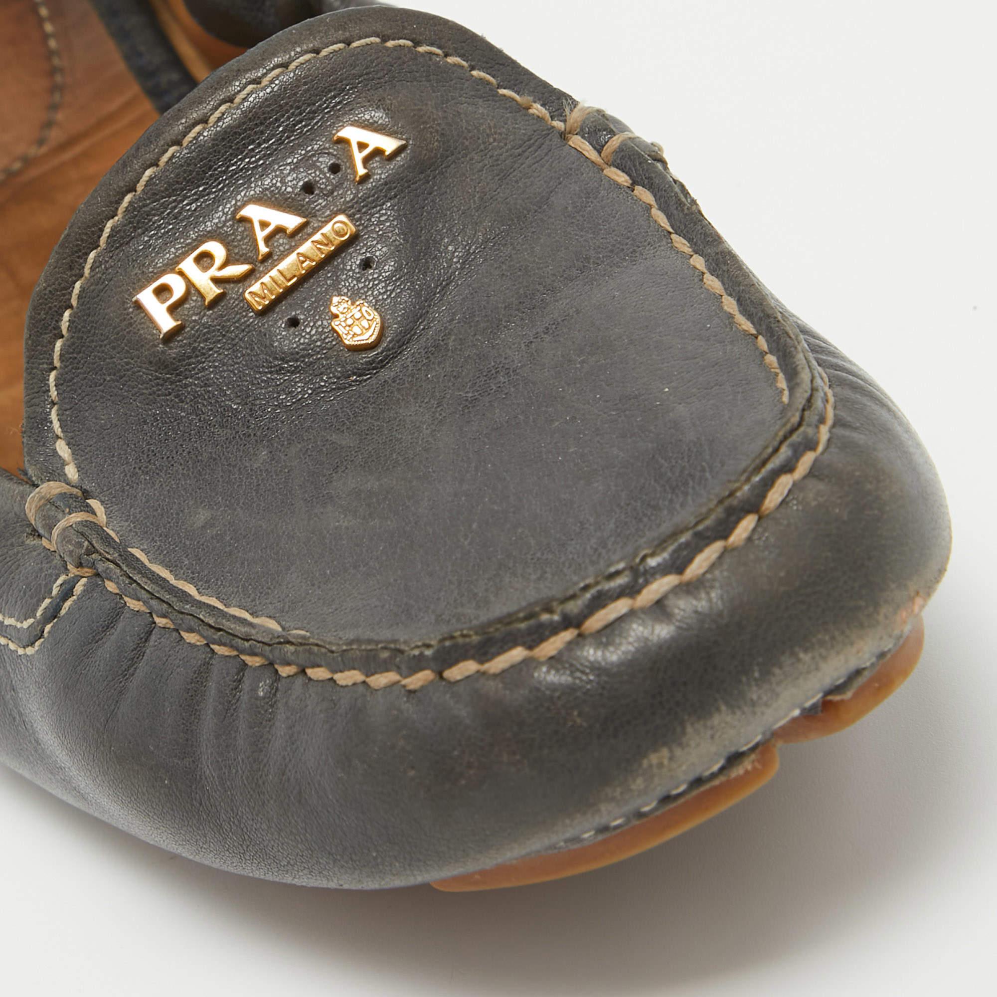 Prada - Ballerines en cuir noir Taille 36 en vente 2