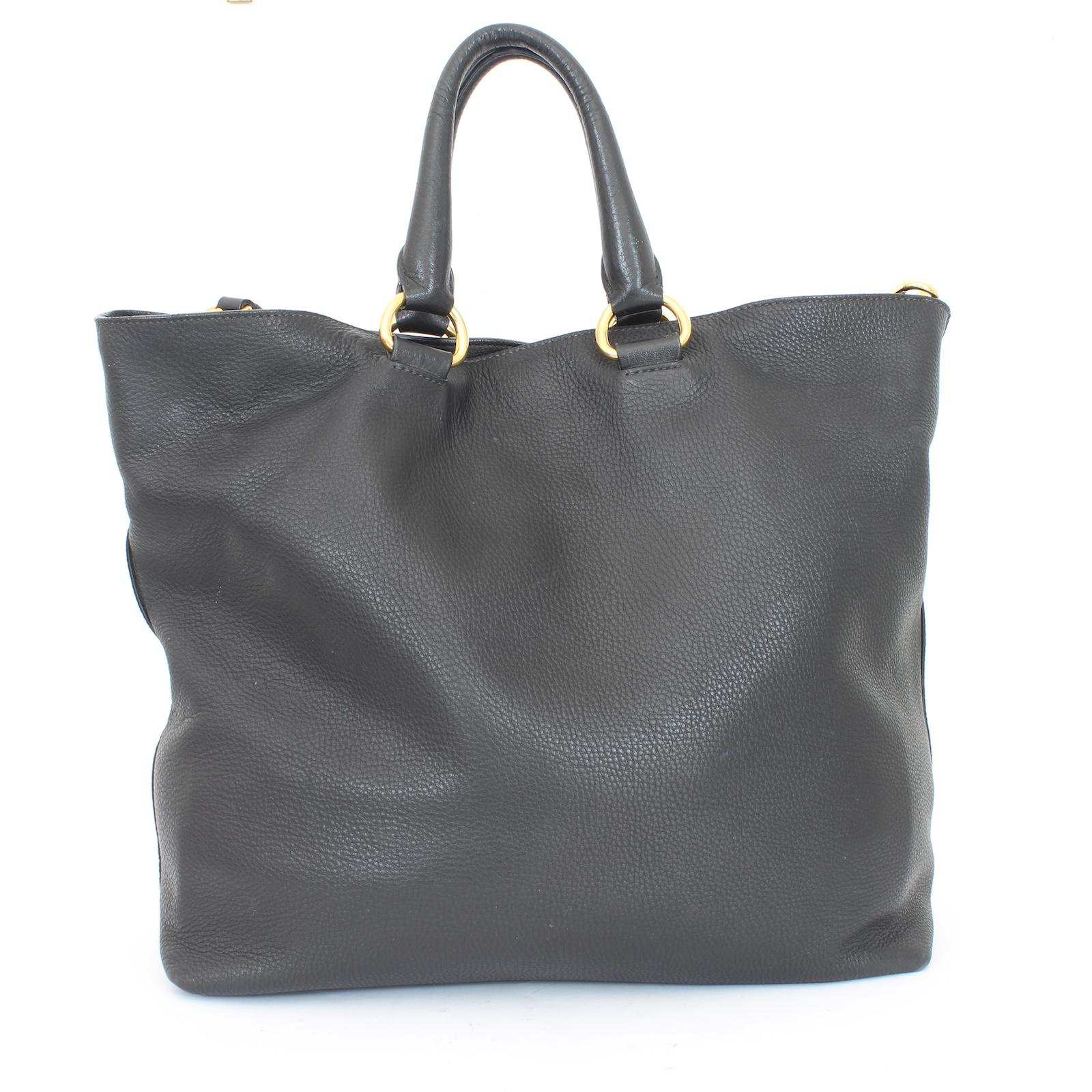 Prada tote bag 2000s. Hammered leather bag, black color with gold-colored details, double wearability both over the shoulder and by hand. Clip button closure, inside there are two pockets. Made in Italy.

Height: 35 cm
Width: 4 2cm
Depth: 13
