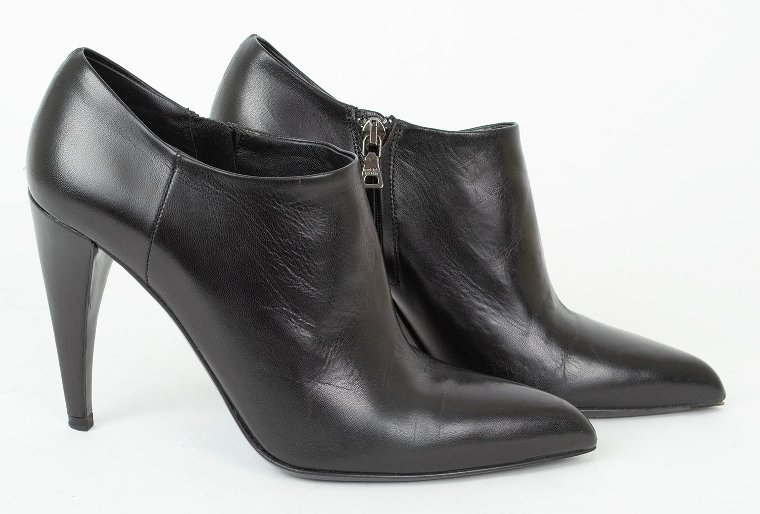 Prada Black Leather Side Zip Ankle Bootie with 4” Lobster Claw Heel – 38, 2001 In Good Condition For Sale In Tucson, AZ