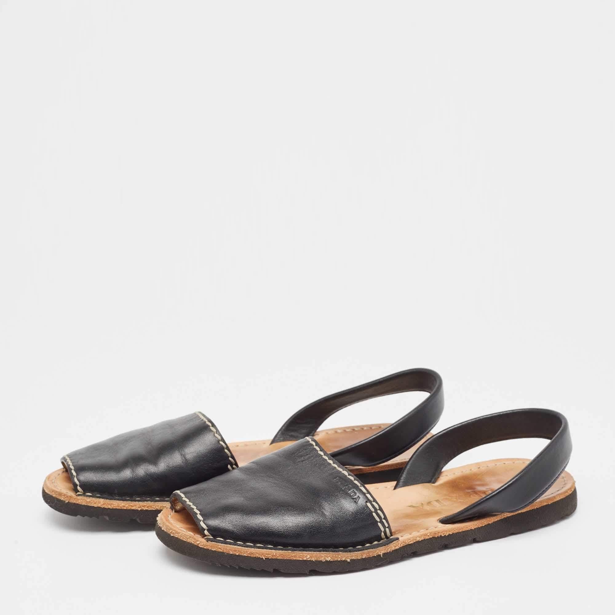 Un mélange parfait de style luxueux et de confort. Ces chaussures plates sont fabriquées avec des matériaux de première qualité et encadrent vos pieds de la manière la plus élégante qui soit. Ils peuvent être associés à une multitude de tenues de