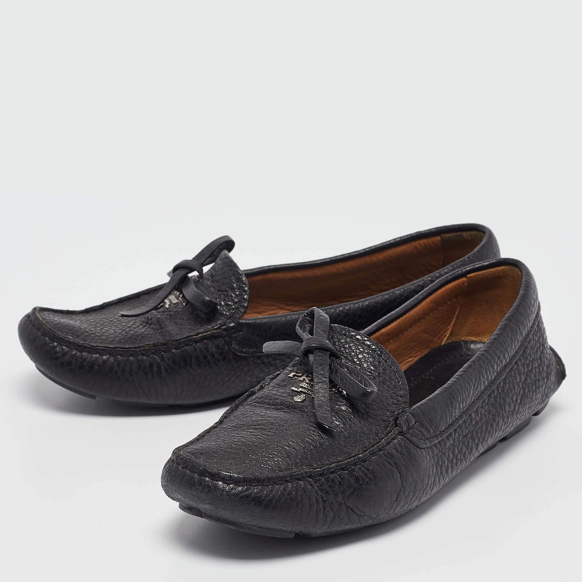 Praktisch, modisch und strapazierfähig - diese schwarzen Prada Loafer sind sorgfältig gefertigt, um Ihren täglichen Stil zu begleiten. Sie werden aus den besten MATERIALEN hergestellt und sind ein wertvoller Kauf.