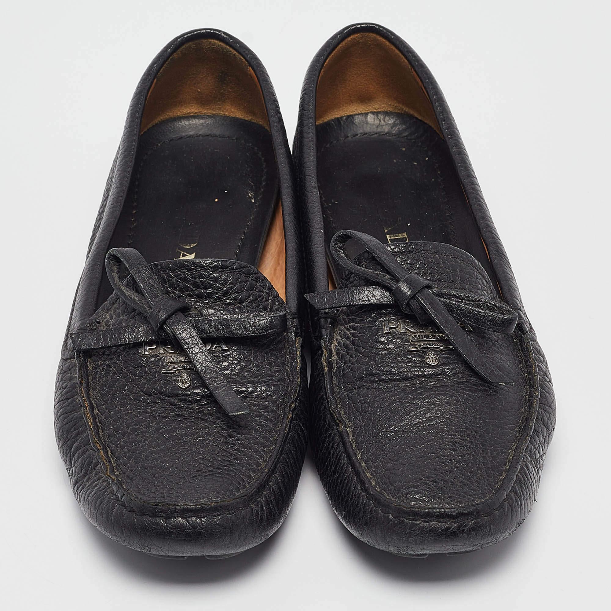 Prada Slip On Loafers aus schwarzem Leder, Größe 35 (Schwarz) im Angebot