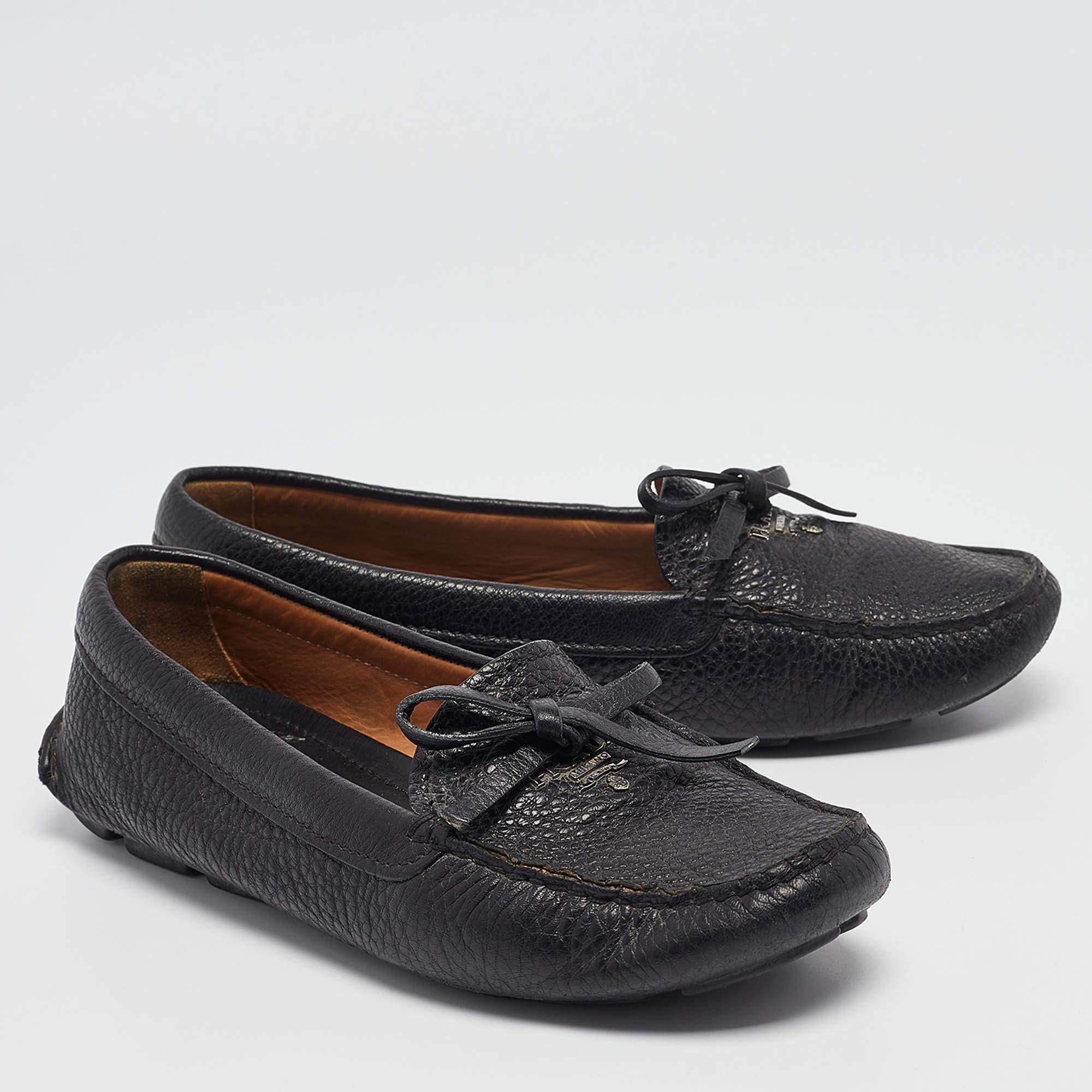 Prada Slip On Loafers aus schwarzem Leder, Größe 35 im Zustand „Relativ gut“ im Angebot in Dubai, Al Qouz 2