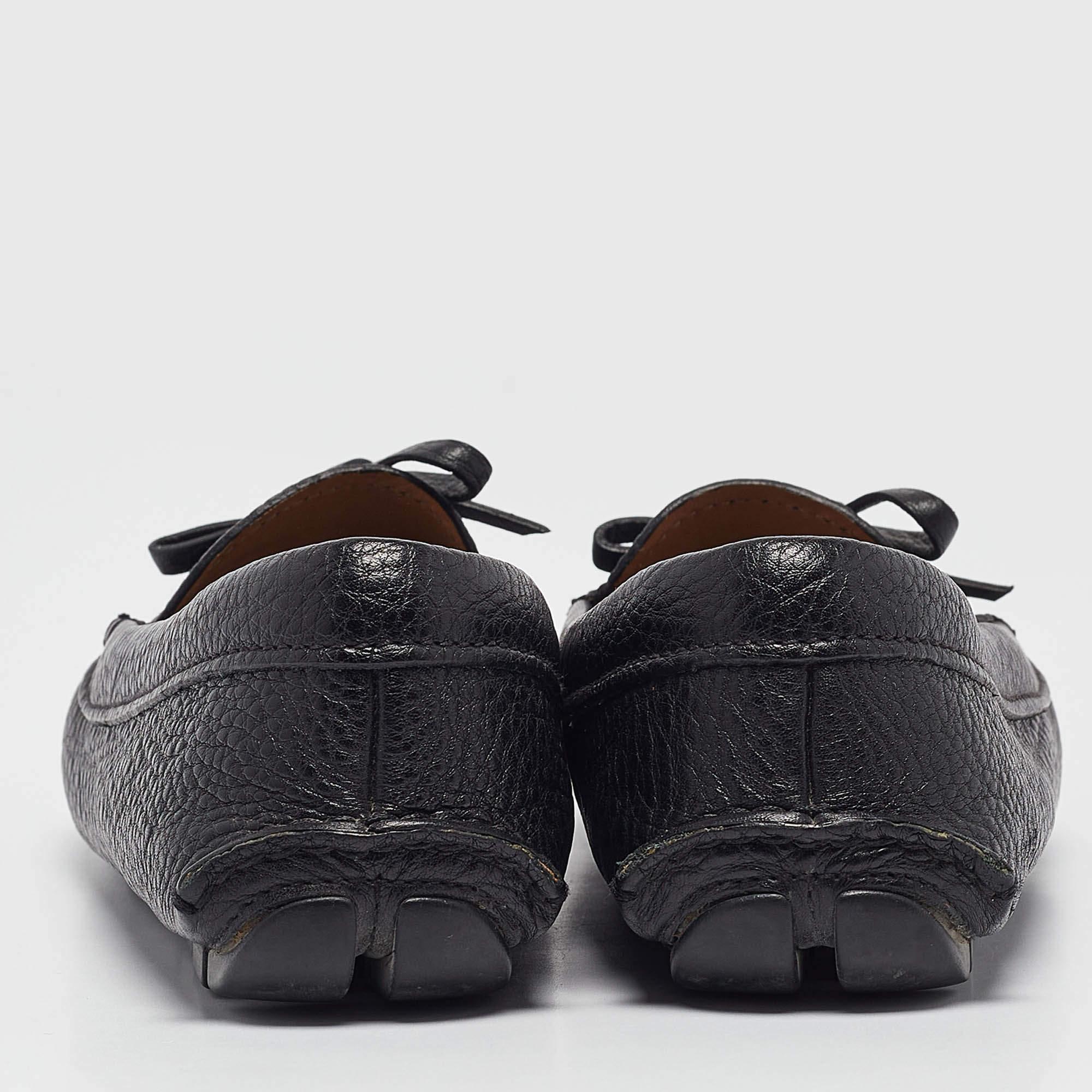 Prada Slip On Loafers aus schwarzem Leder, Größe 35 Damen im Angebot