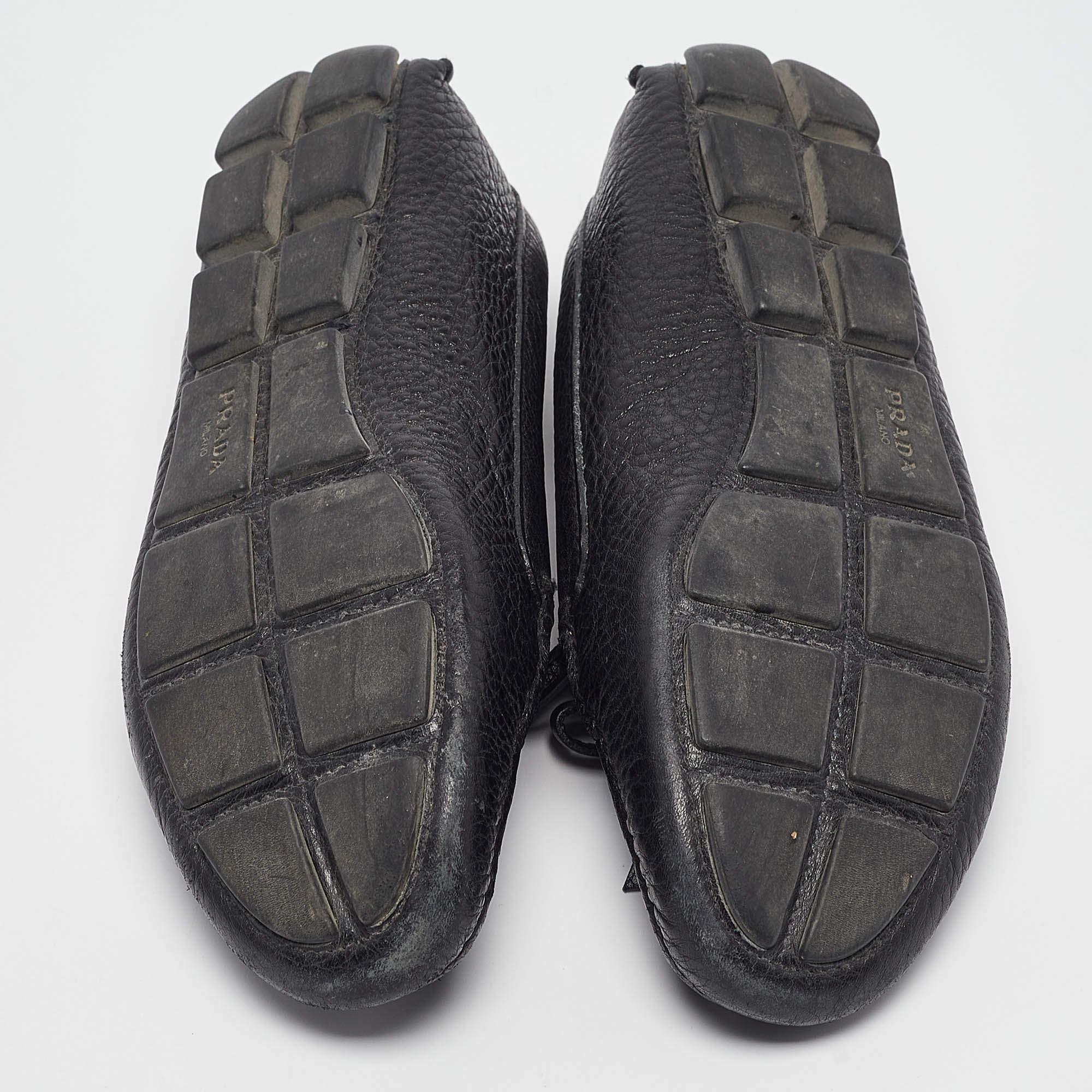 Prada Slip On Loafers aus schwarzem Leder, Größe 35 im Angebot 1