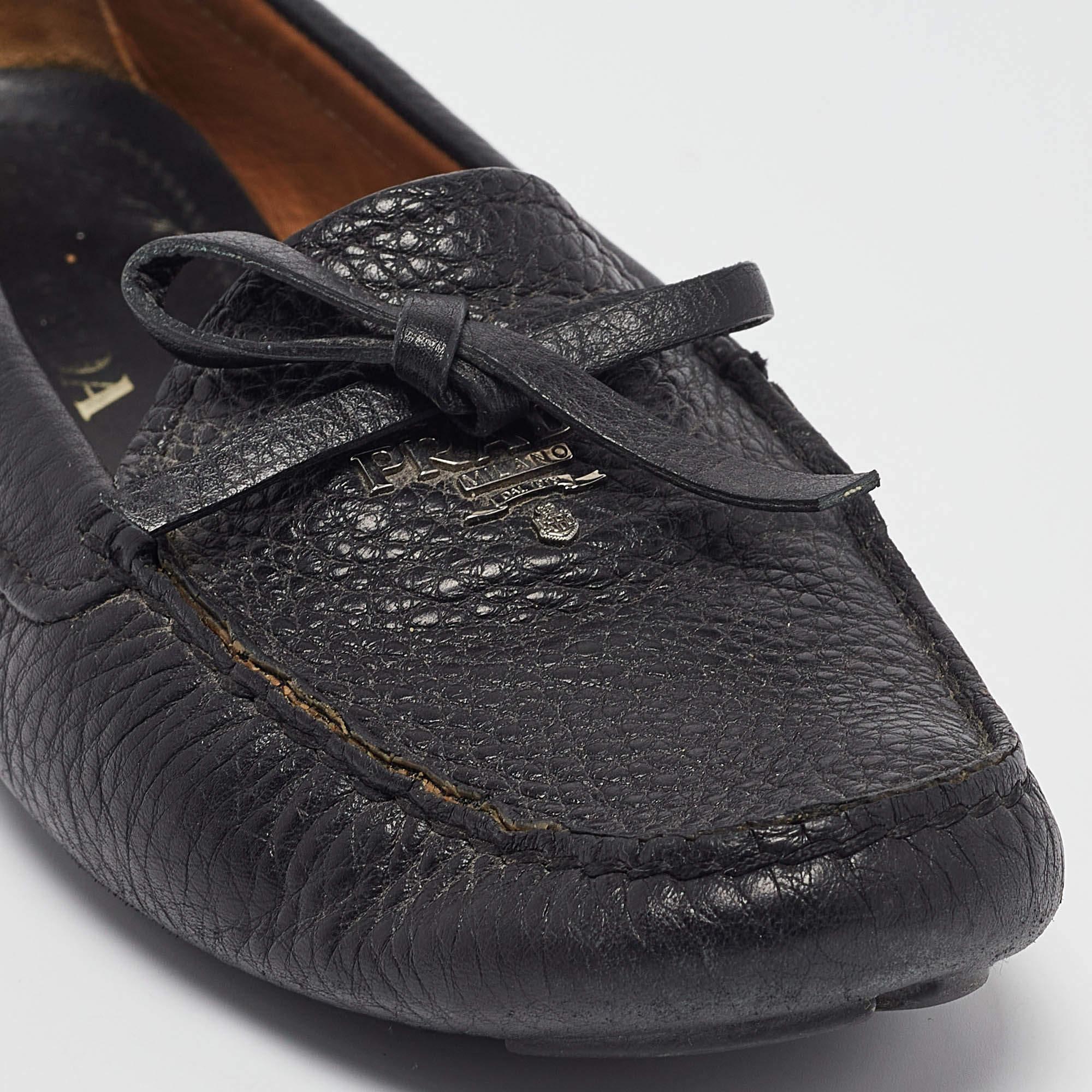 Prada Slip On Loafers aus schwarzem Leder, Größe 35 im Angebot 2