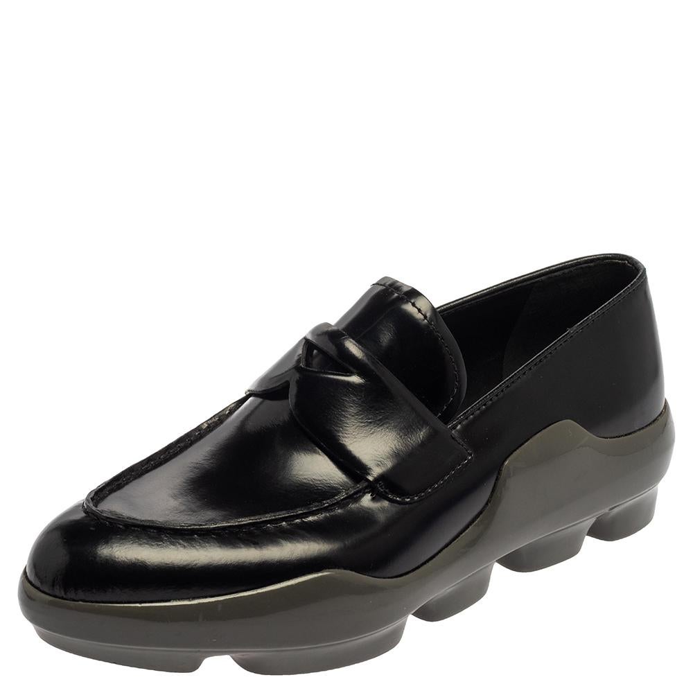 Los mocasines como estos de Prada valen cada céntimo porque son sinónimo de comodidad y estilo. Fabricadas en piel negra, tienen puntera almendrada y un bonito detalle de pespuntes. Con plantillas de cuero y entresuelas gruesas, ¡este par es