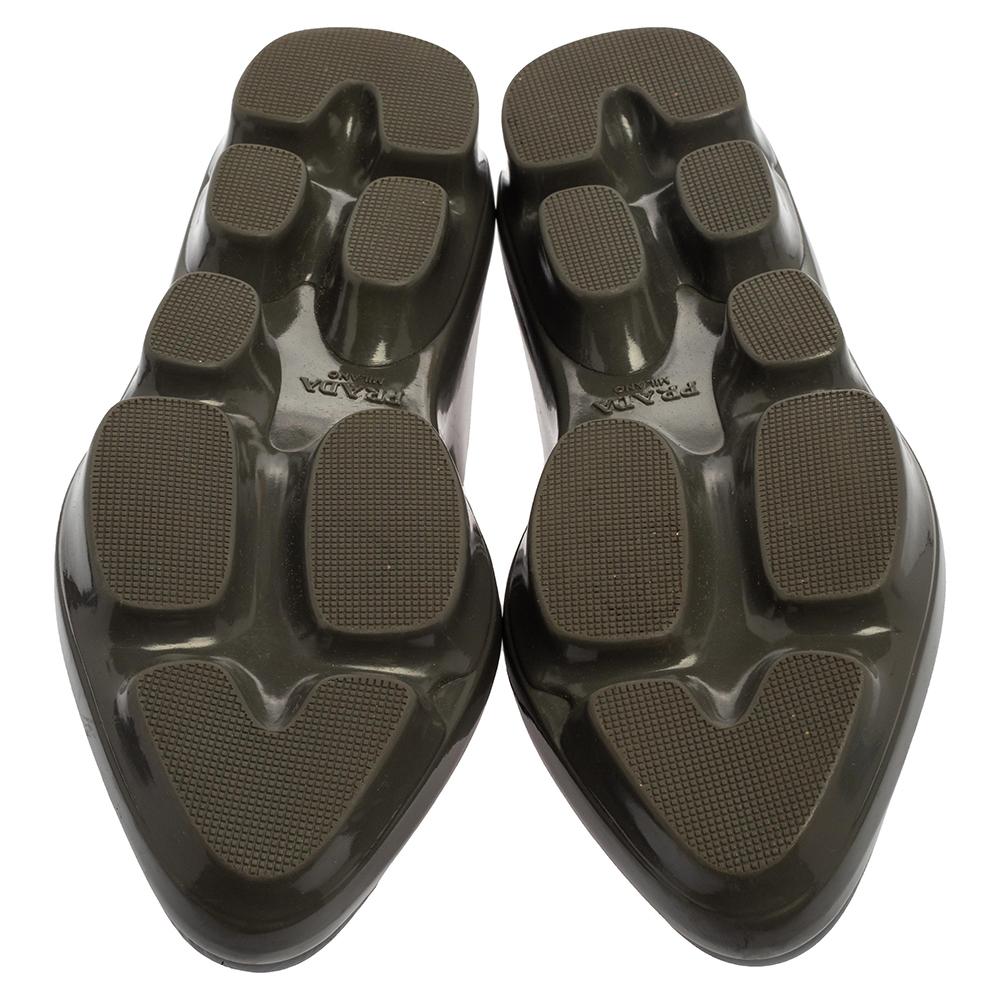 De las mujeres Prada Mocasines Slip On Cuero Negro Talla 38