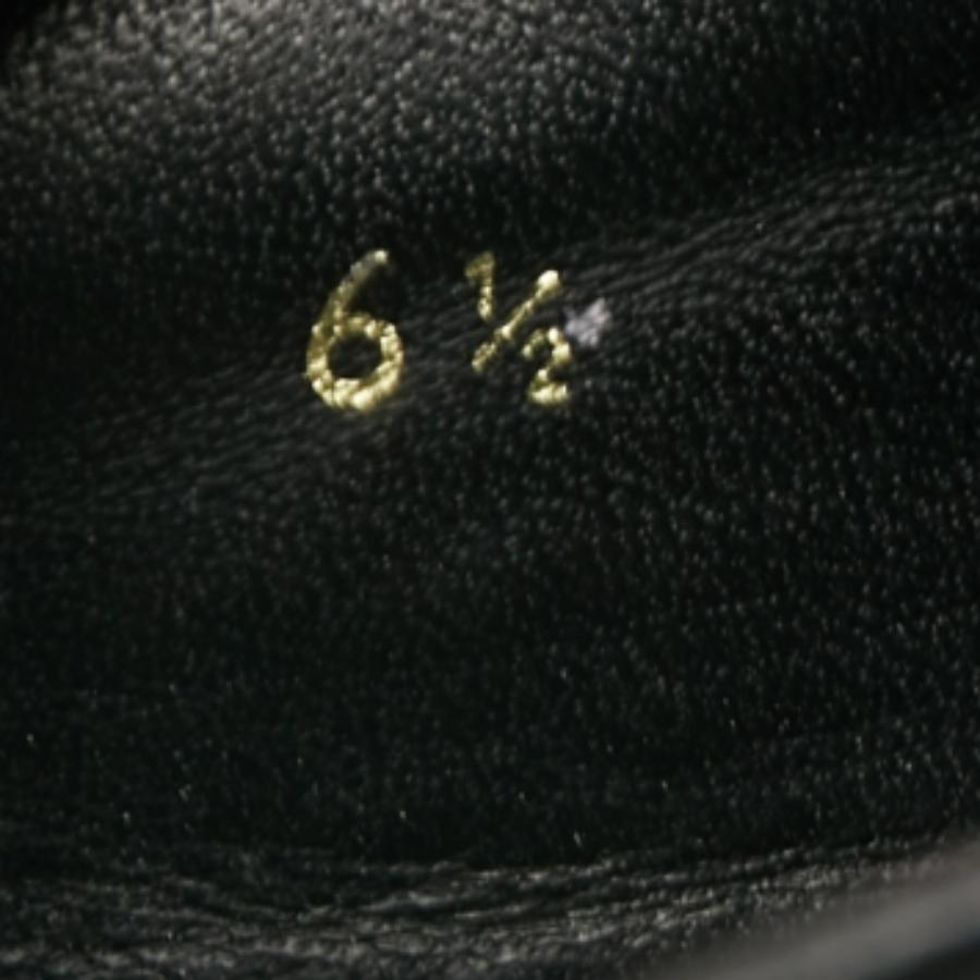 Per completare alla perfezione il tuo abbigliamento, ti proponiamo questo paio di mocassini che non parlano d'altro che di stile. Le scarpe sono state realizzate con maestria e sono progettate per essere facili da indossare. Sono la scelta giusta