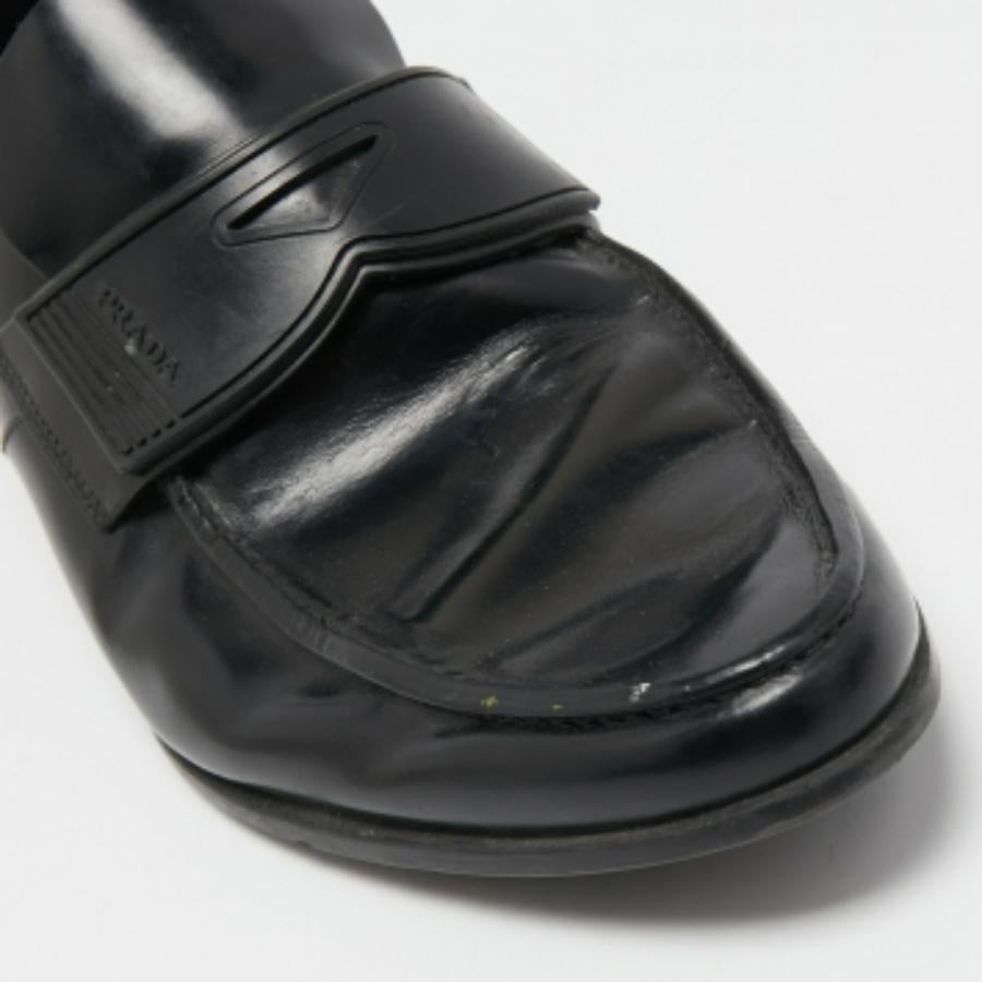 Mocassini Prada in pelle nera taglia 40.5 In condizioni buone in vendita a Dubai, Al Qouz 2