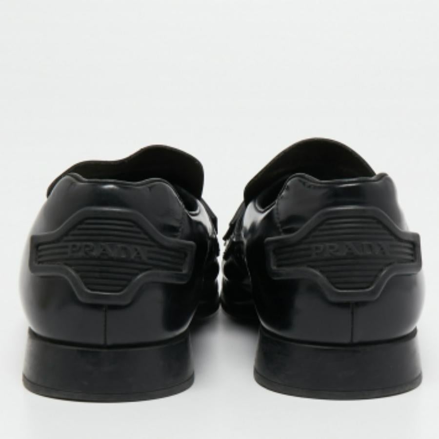Uomo Mocassini Prada in pelle nera taglia 40.5 in vendita