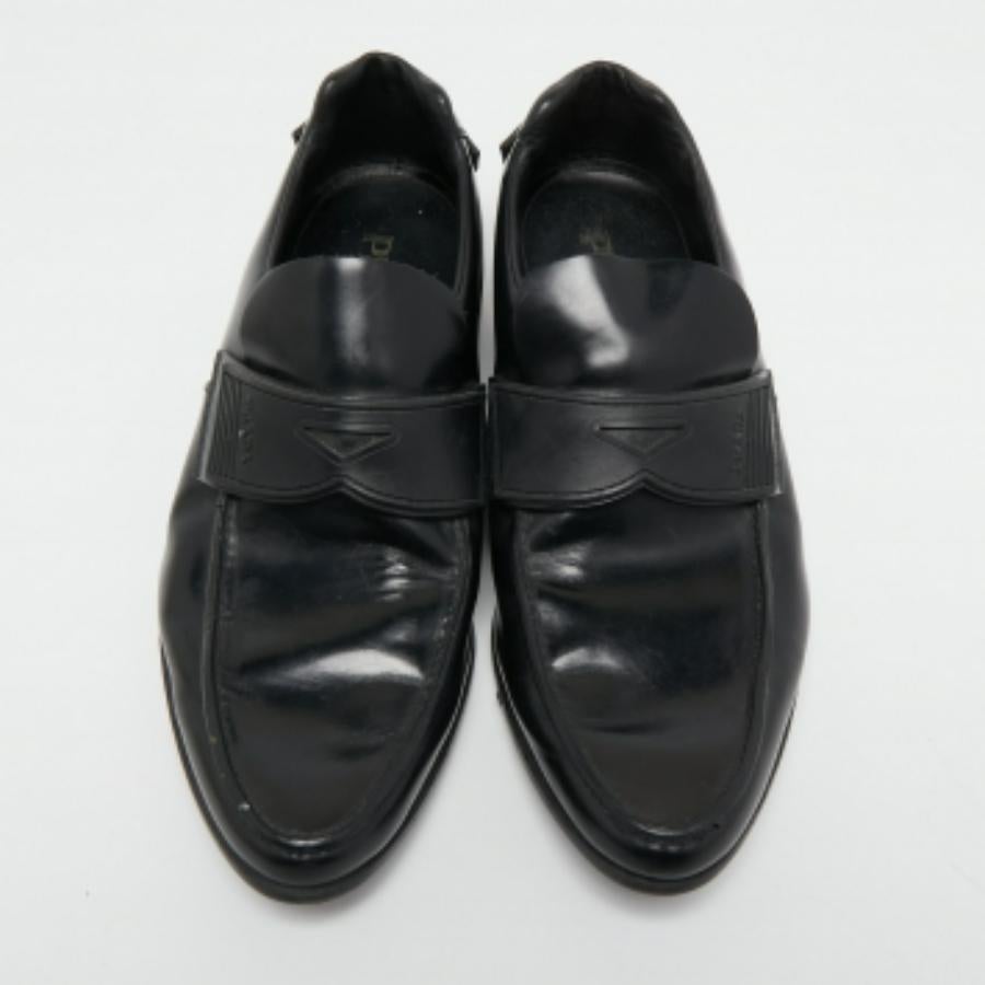 Mocassini Prada in pelle nera taglia 40.5 in vendita 2