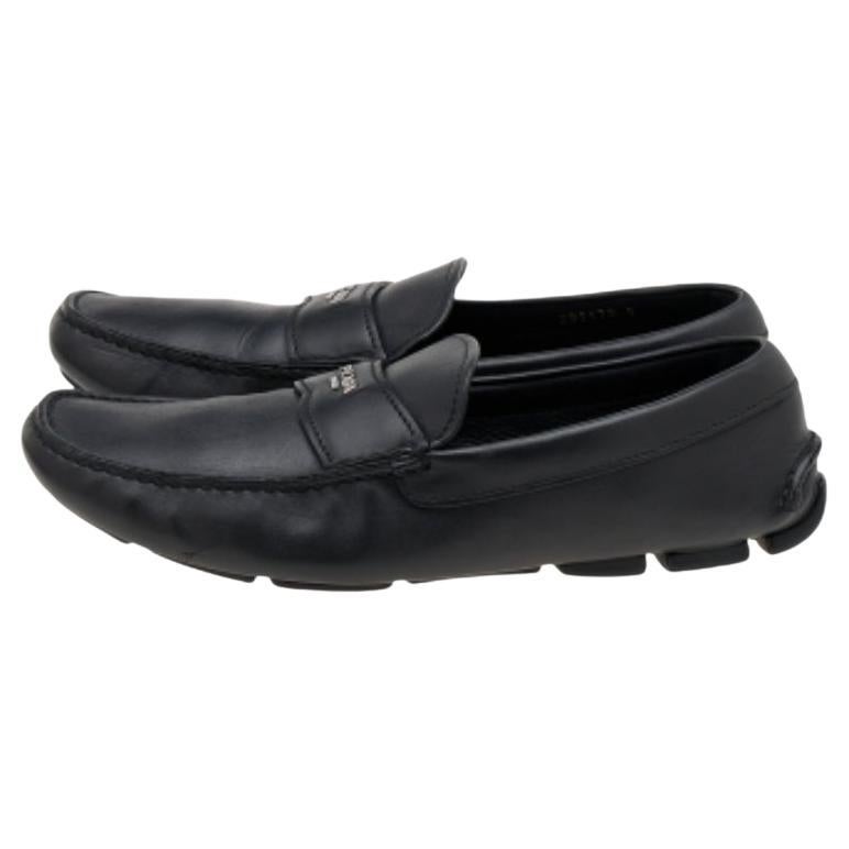 Functional and stylish, Prada's collections capture the effortless, nonchalant finesse of the modern you. Crafted from leather in a black shade, these loafers are so comfortable you'll never want to take them off. They are topped with the logo for a