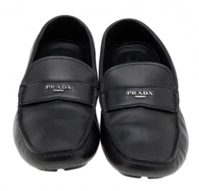 Prada Black Leather Slip On Loafers Size 42 In Good Condition For Sale In Dubai, Al Qouz 2