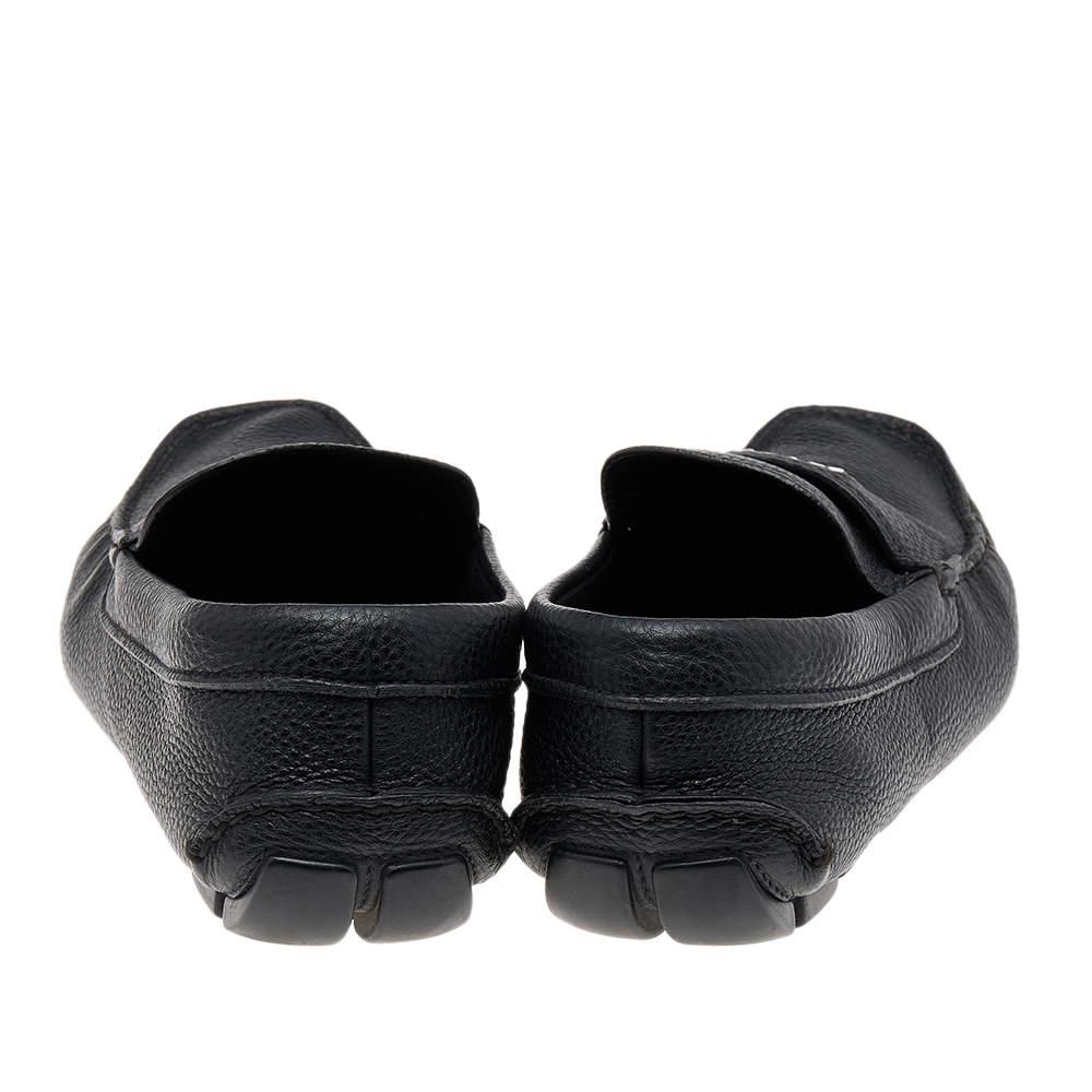 Prada Black Leather Slip On Loafers Size 42.5 In Good Condition For Sale In Dubai, Al Qouz 2