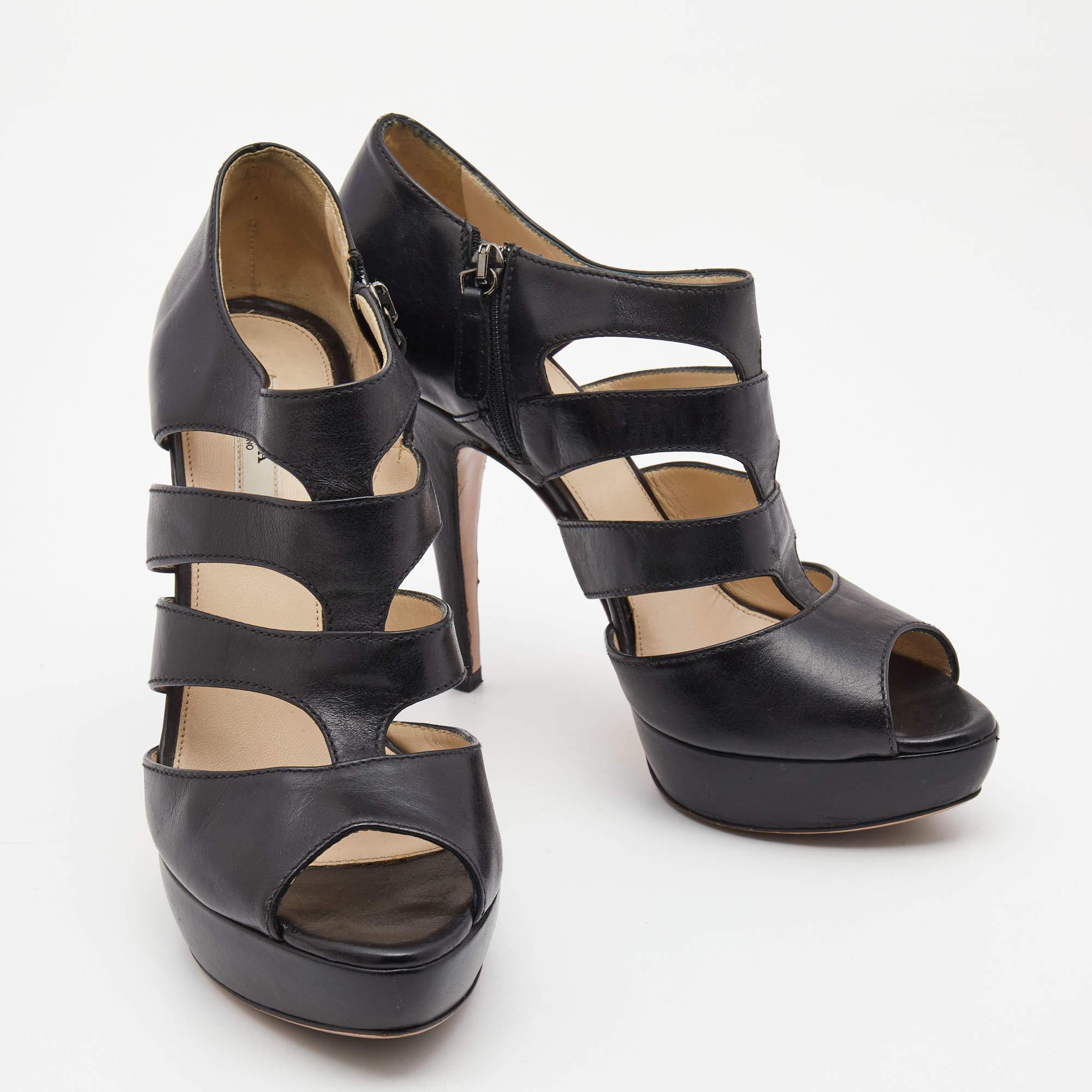 Prada Black Leather Strappy Sandals Size 39.5 In Good Condition For Sale In Dubai, Al Qouz 2