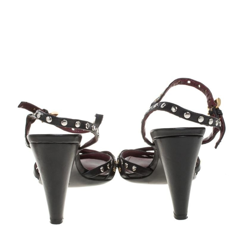 Prada Schwarze Leder-Sandalen mit Knöchelriemen und Nietenverzierung Größe 36 im Zustand „Gut“ in Dubai, Al Qouz 2