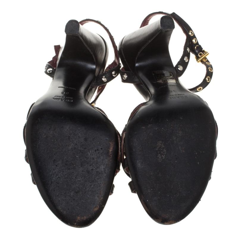 Prada Schwarze Leder-Sandalen mit Knöchelriemen und Nietenverzierung Größe 36 Damen