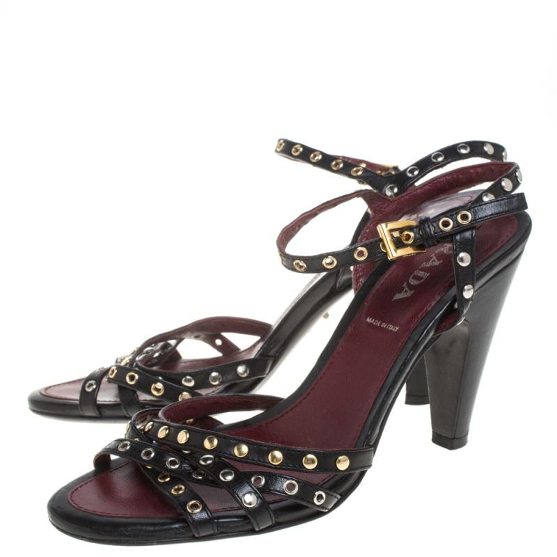 Prada Schwarze Leder-Sandalen mit Knöchelriemen und Nietenverzierung Größe 36 1