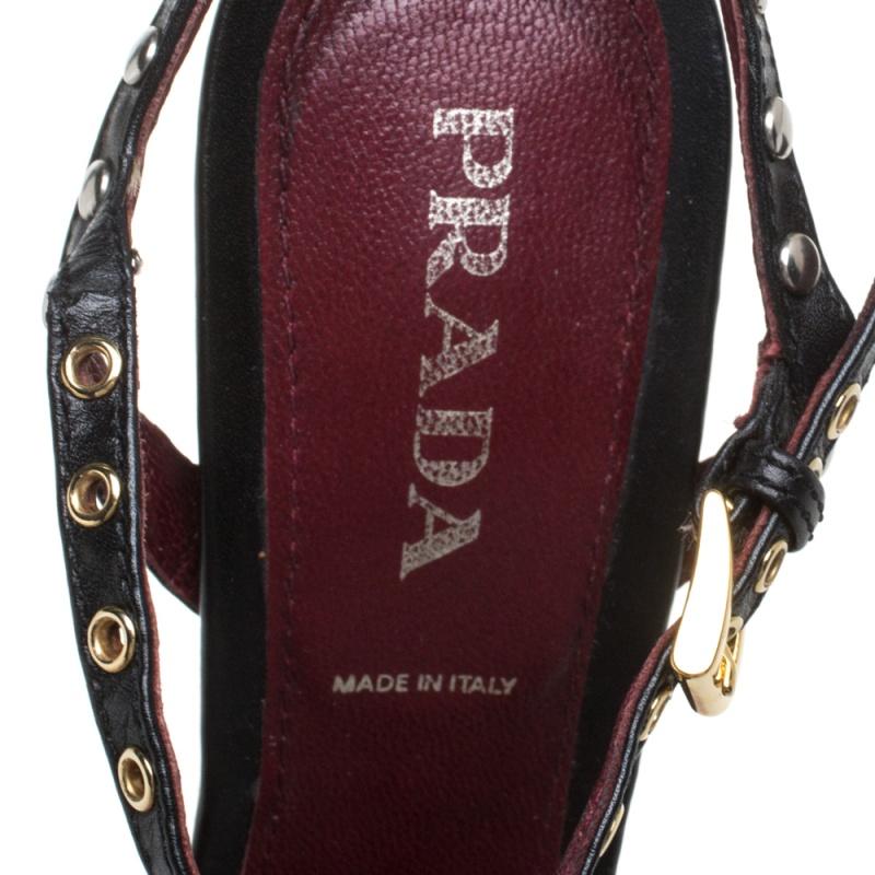Prada Schwarze Leder-Sandalen mit Knöchelriemen und Nietenverzierung Größe 36 2