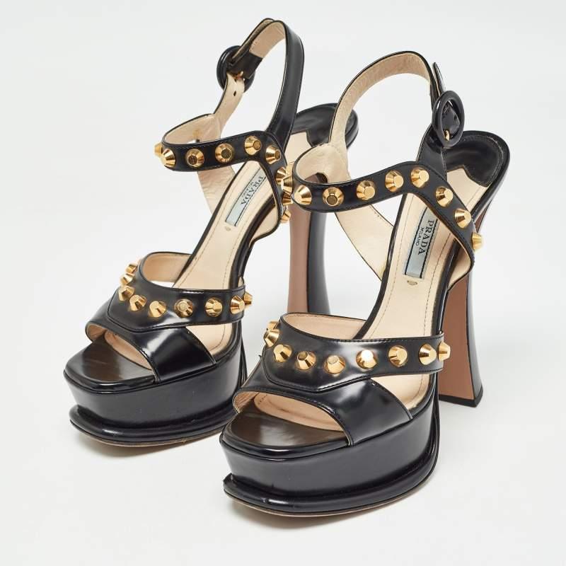 These sandals will frame your feet in an elegant manner. Crafted from quality materials they display a classy design and comfortable insoles.
