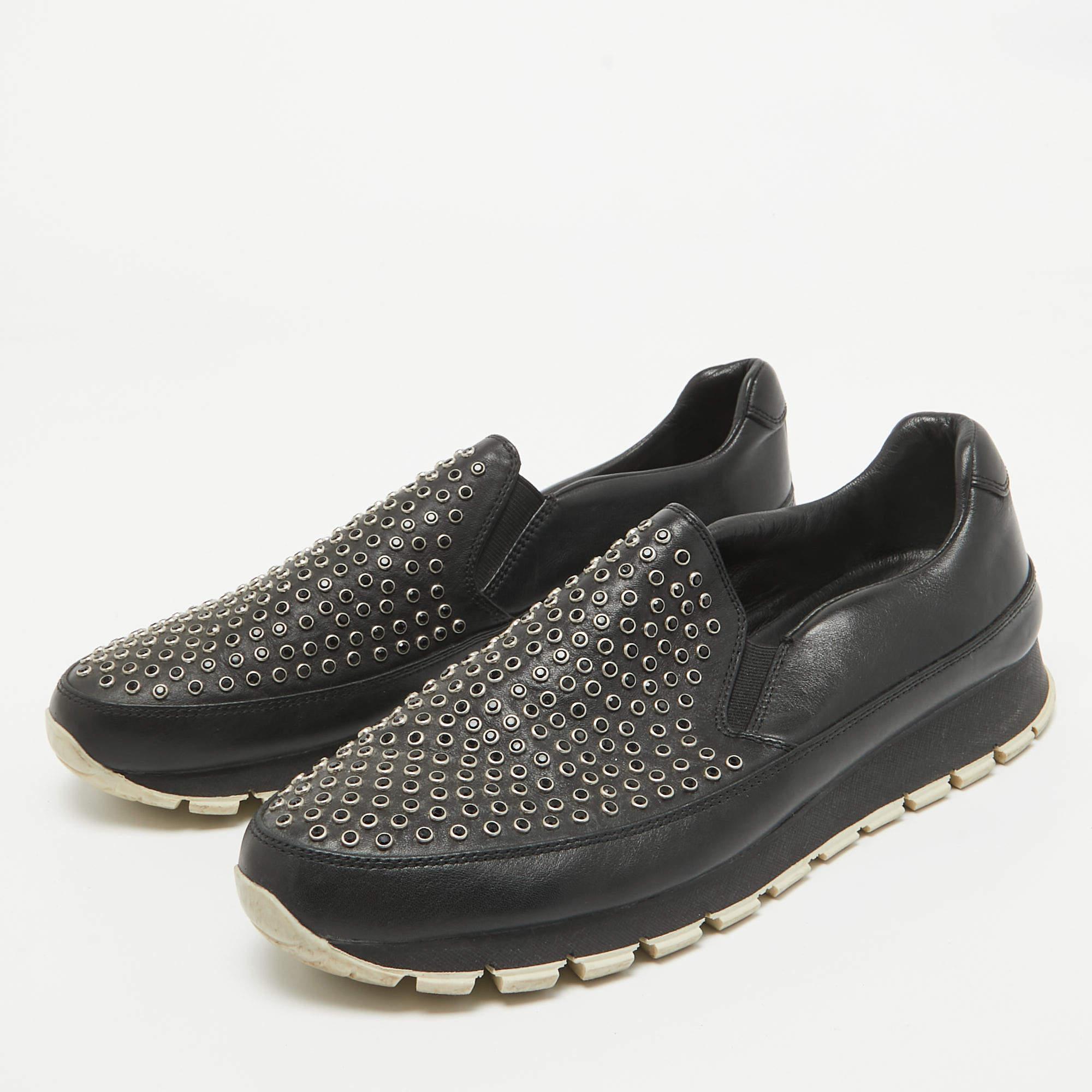 Give your outfit a chic update with this pair of designer sneakers. The creation is sewn perfectly to help you make a statement in them for a long time.