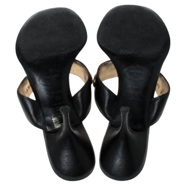 D'une beauté éclatante, ces sandales ont été conçues par Prada pour attirer le regard. Elles sont construites dans un style thong en cuir noir et montées sur des talons de 8 cm. Les sandales vous donneront du style et vous donneront confiance en