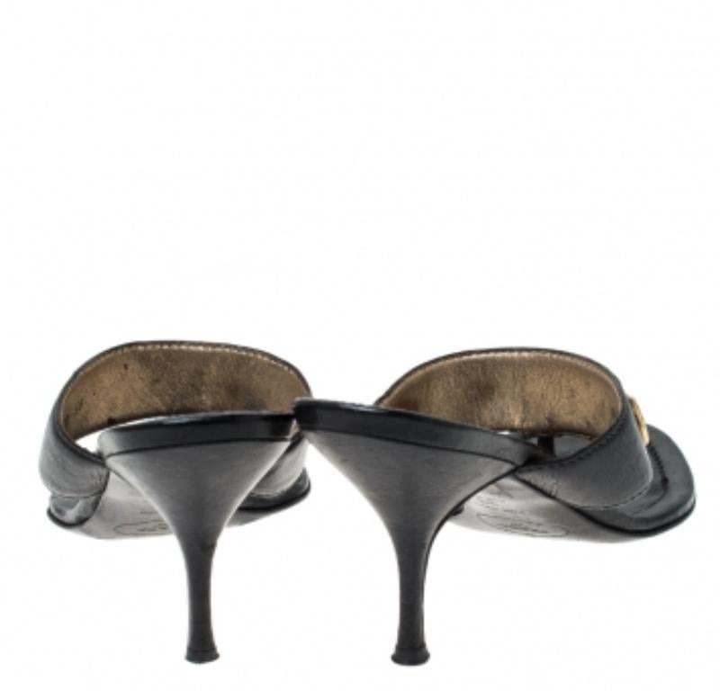 Noir Prada - Sandales à lanières en cuir noir clouté - Taille 38 en vente