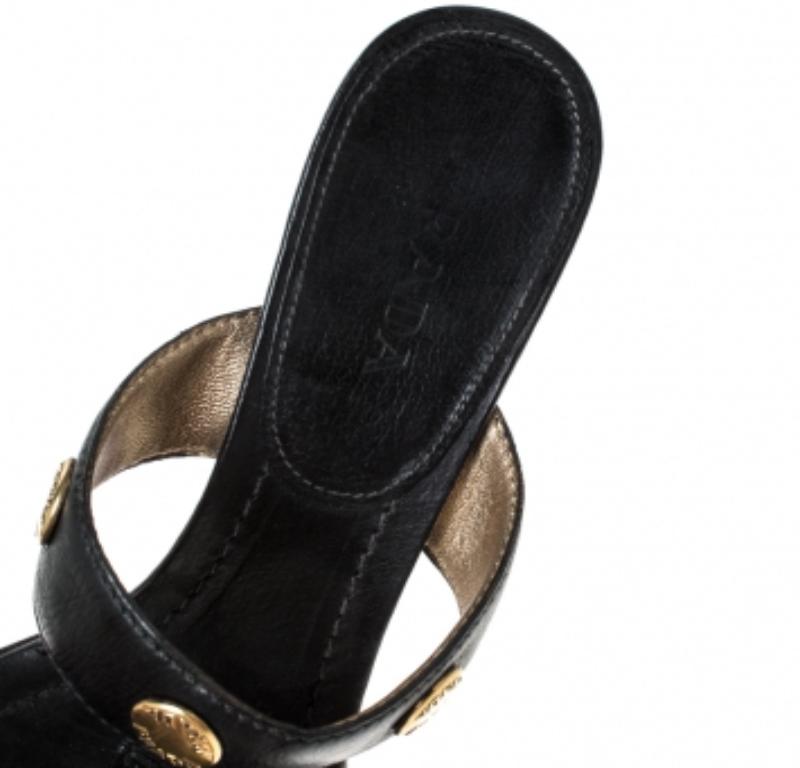 Prada - Sandales à lanières en cuir noir clouté - Taille 38 Pour femmes en vente