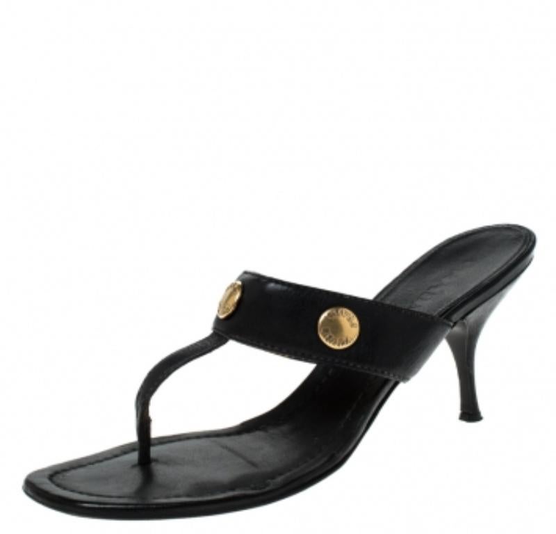 Prada - Sandales à lanières en cuir noir clouté - Taille 38 en vente 1