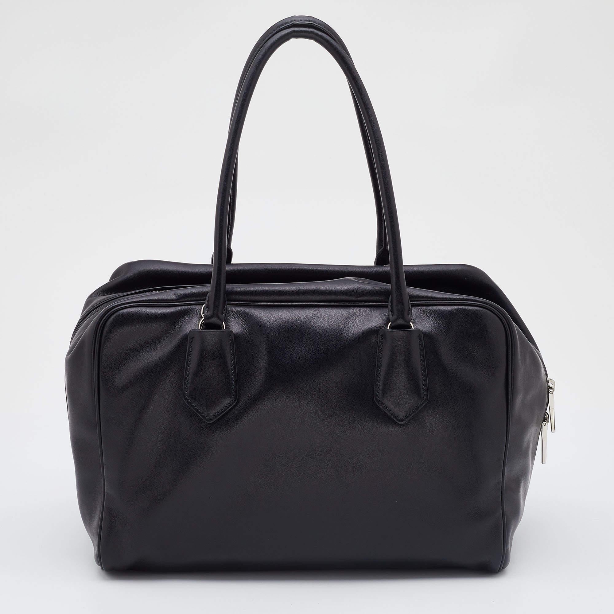 Prada Black Leather Top Zip Boston Bag In Good Condition In Dubai, Al Qouz 2