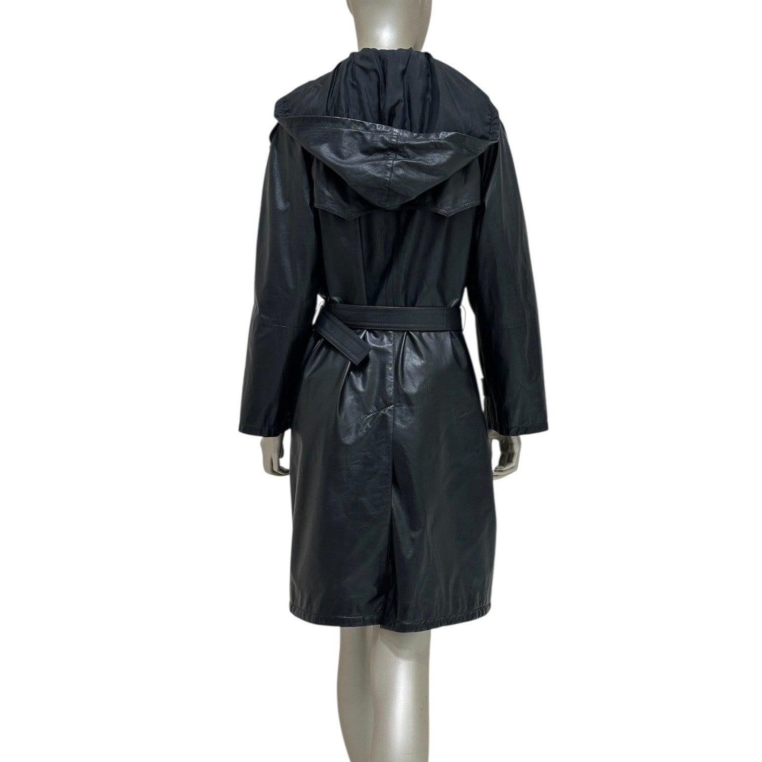 Questo è un bellissimo trench in pelle nera di Prada, leggero e dal design classico, nella taglia IT 40. È in ottime condizioni, con piccoli difetti appena visibili come si vede nelle immagini.

Viene fornito con:

- Un cappuccio in pelle abbinato e