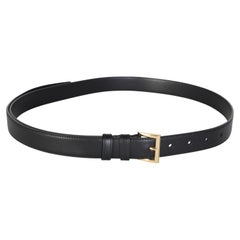 Cinturón Prada de cuero negro con placa con el logotipo triangular 34/85