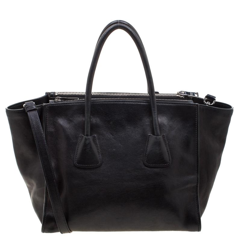 Add some effortless style and luxury to your everyday looks with this stunning Prada Twin tote. Crafted in black leather, this bag can store all that you need through the day or for work in its large middle compartment and two zippered compartments.