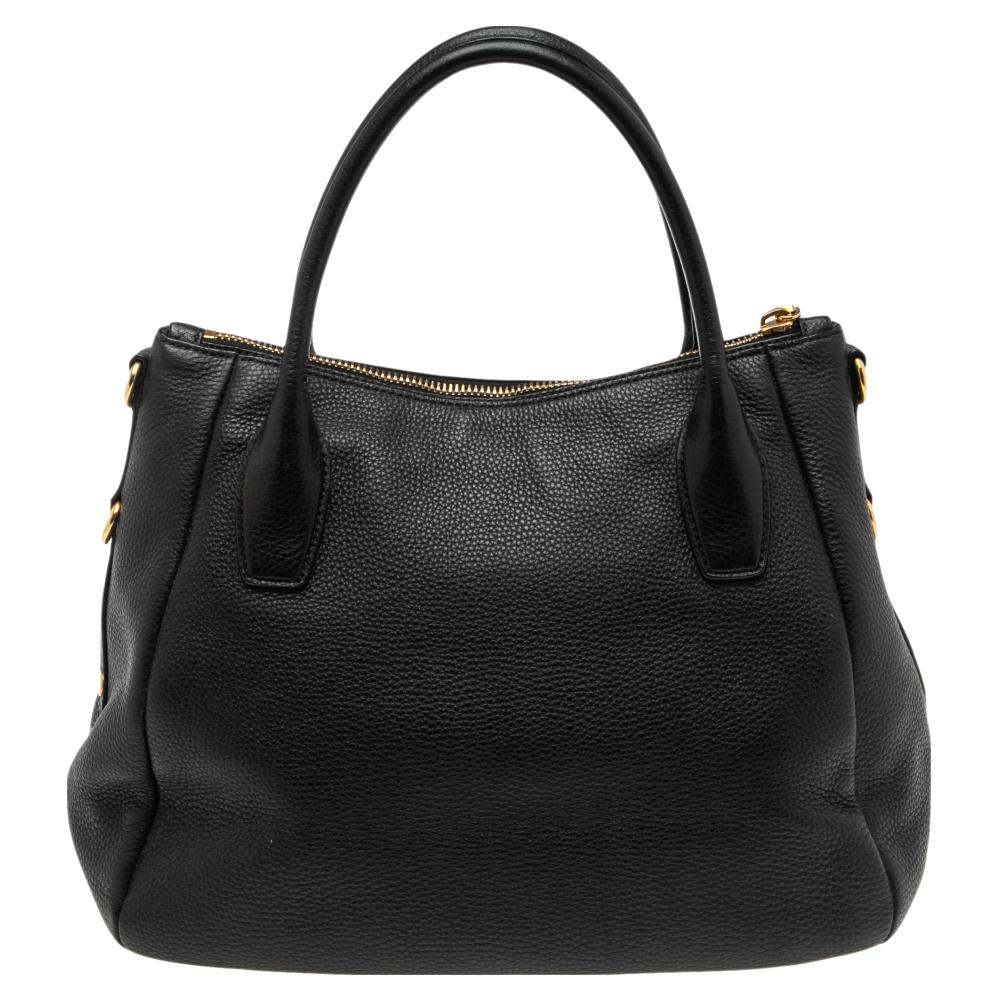 This Sacca 2 Manici hobo designed from Prada is as gorgeous as it seems. It has been created using black Vitello Daino leather with a gold-toned logo lettering perched on the front. It features dual handles and is equipped with a large nylon-lined