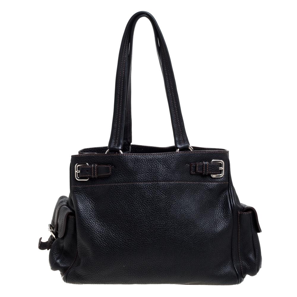 Look classy and sophisticated when you carry this Prada bag. Get yourself this stylish leather bag for a modern look. It is lined with nylon to store your essentials, which adds to its functionality. The bag flaunts dual handles, side pockets, and