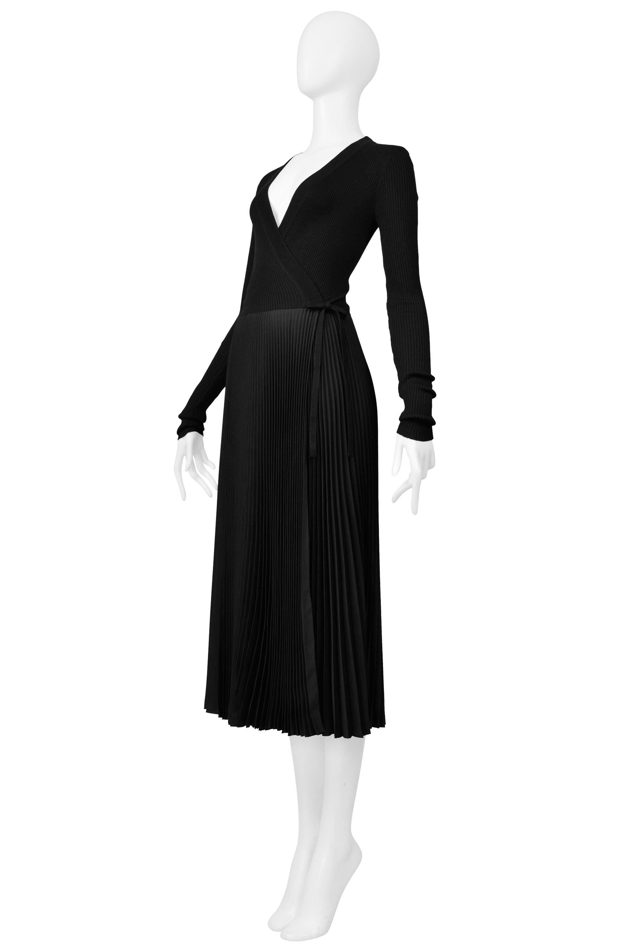Prada Schwarzes langes Strick-Wickelkleid mit Plissee-Rock im Zustand „Hervorragend“ im Angebot in Los Angeles, CA