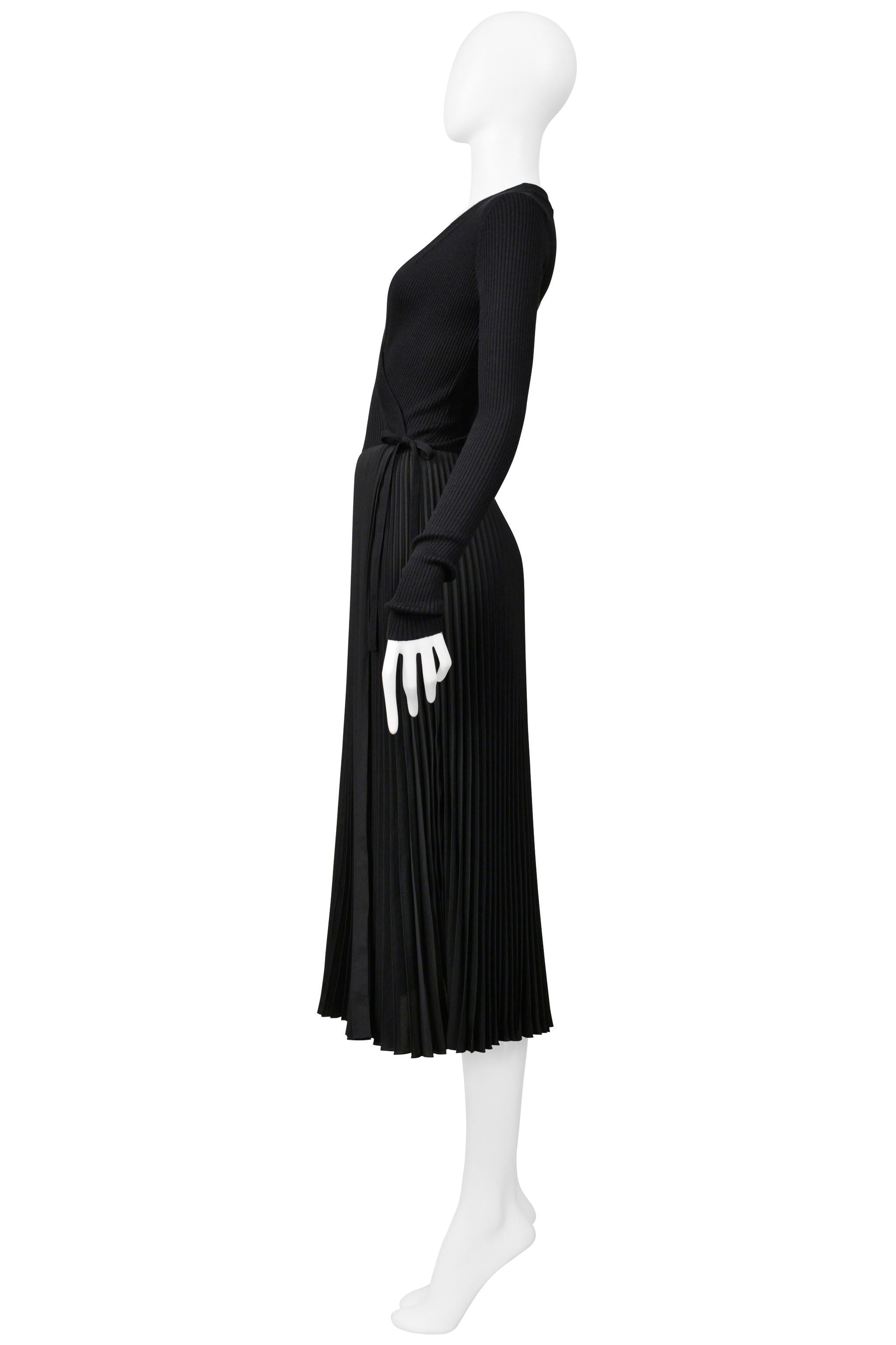 Prada Schwarzes langes Strick-Wickelkleid mit Plissee-Rock Damen im Angebot
