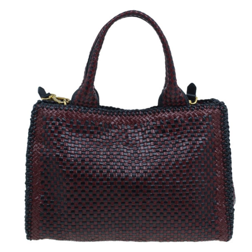A flawless creation by Prada, this Madras tote is a must-have. Part of the new collections bearing the “Made in India” label, this bag is exclusive and has an artisanal design. The exterior is crafted from woven deerskin leather in black and maroon