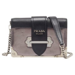 Prada - Sac Cahier en cuir verni et saffiano Lux noir/métallique