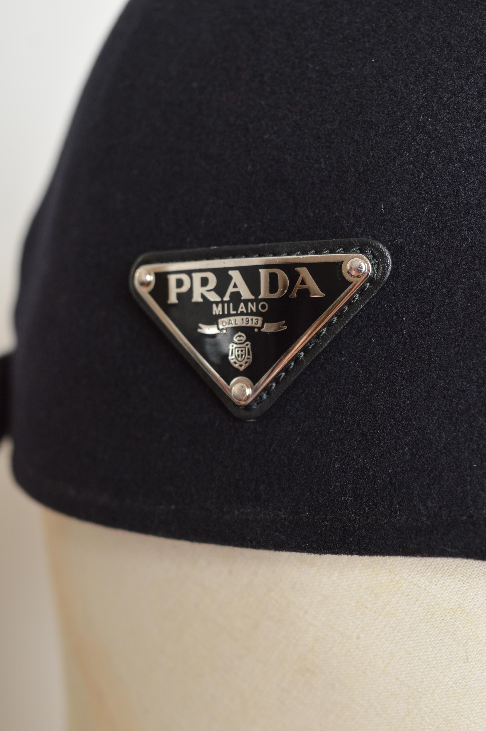 Nero Prada Cappello da baseball stile anni '60 Cloche in lana di cachemire nero blu notte CAP in vendita
