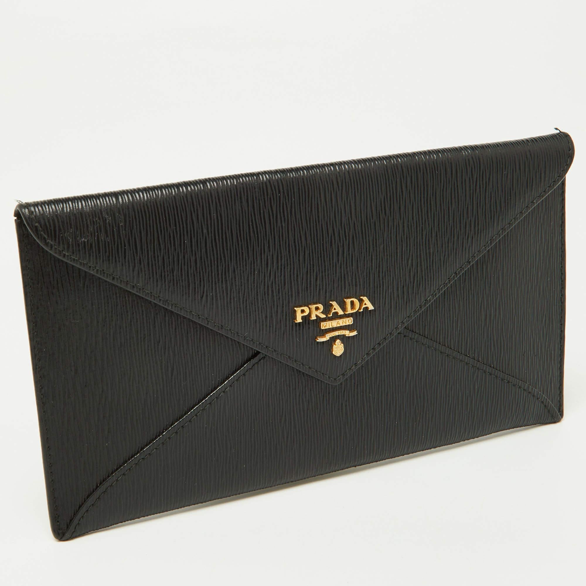 Finely crafted and high in appeal is this envelope wallet by Prada. It has been crafted from Move leather and shaped beautifully. The wallet has a flap with gold-tone logo accents, and it secures the leather interior for your little essentials. This