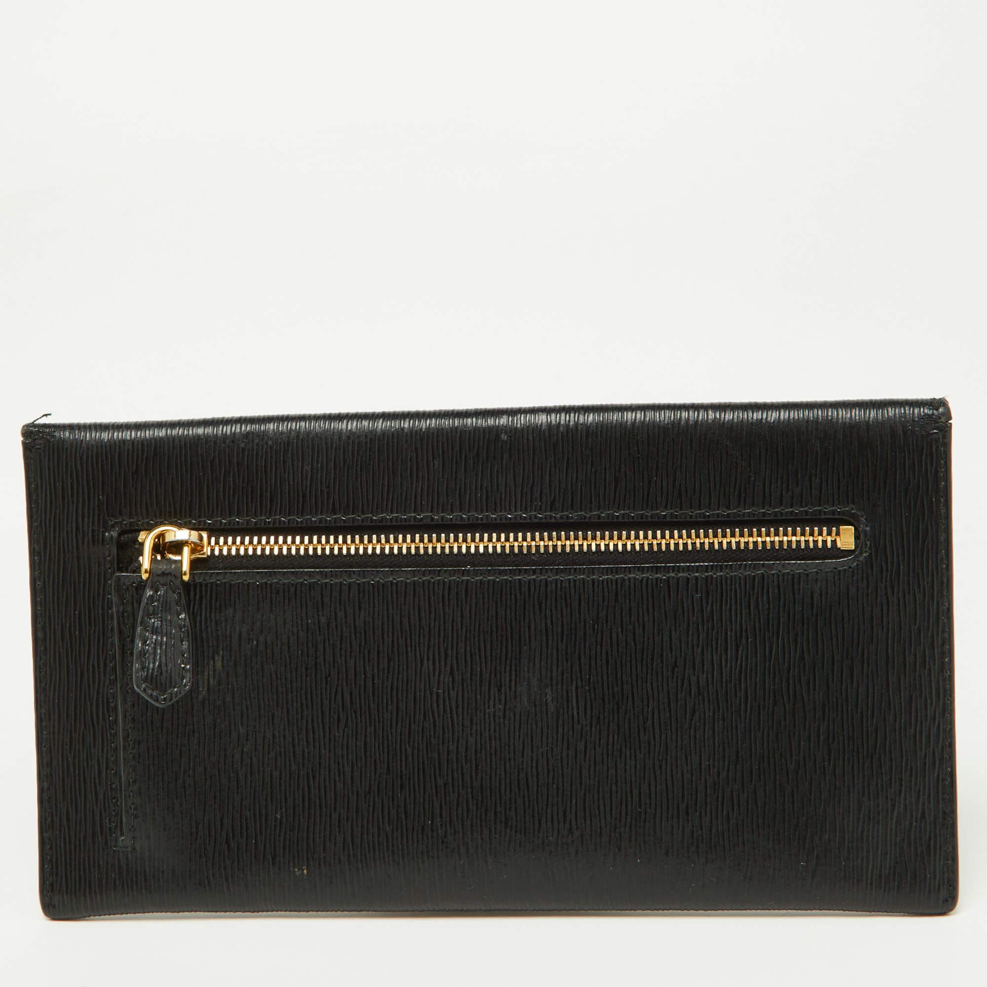 Prada Black Move Leather Envelope Slim Wallet In Fair Condition In Dubai, Al Qouz 2