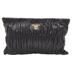 Prada Schwarze Nappa Gauffre Leder-Clutch