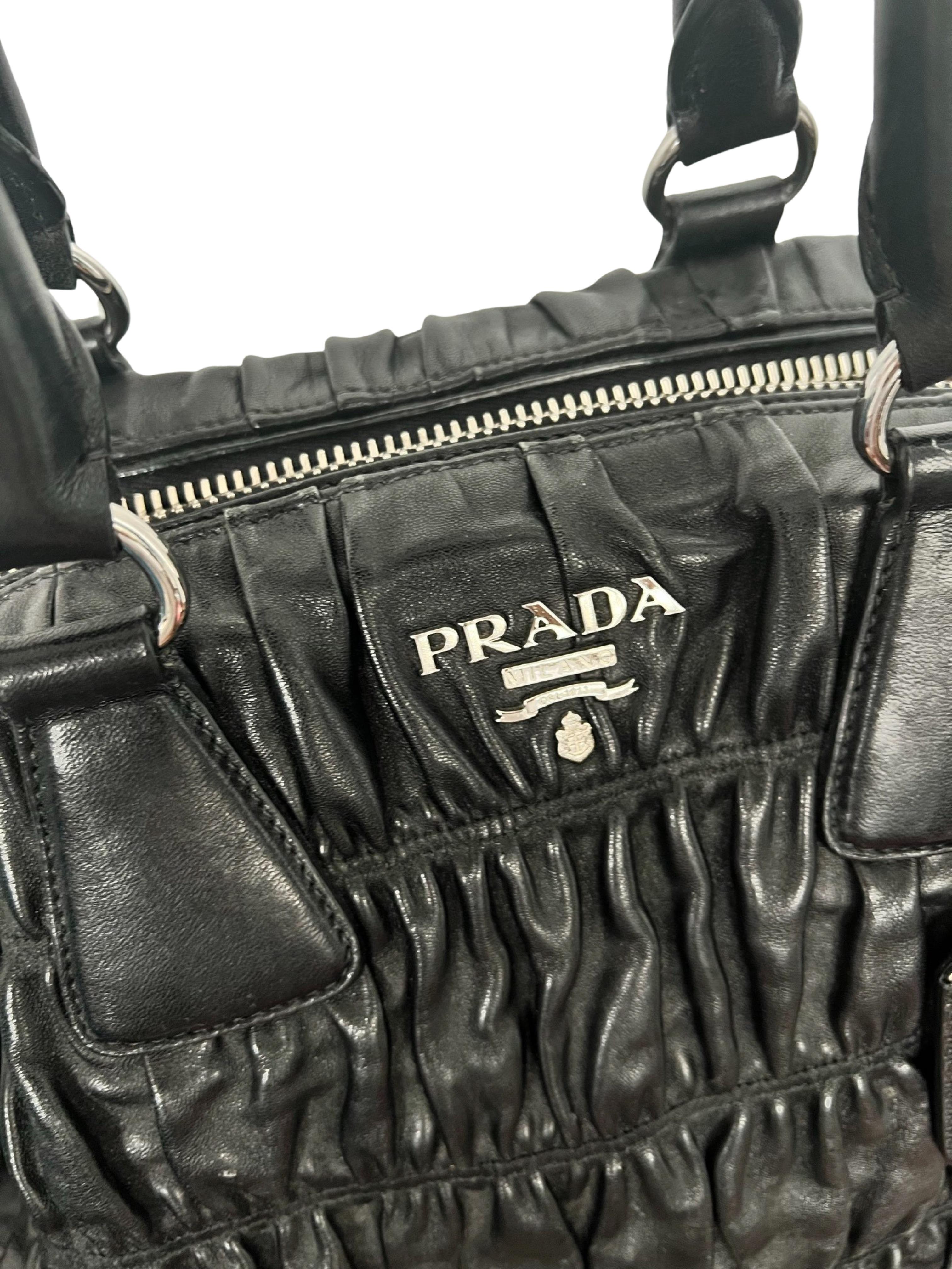 Erhöhen Sie Ihren Stil mit der Prada Nappa Gaufre Bag, in der sich tadellose Handwerkskunst und raffinierte Details treffen, auf ein neues Niveau. Diese exquisite Tasche strahlt nicht nur Eleganz aus, sondern bietet auch außergewöhnliche
